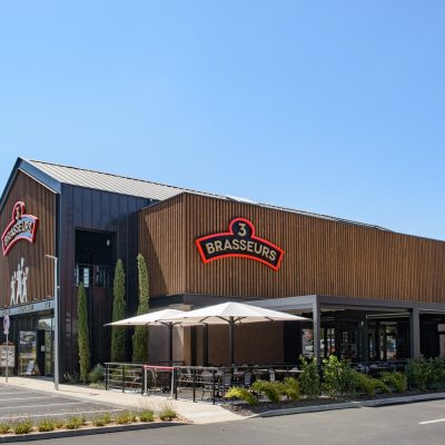 Ce restaurant 3 Brasseurs, situé à Vitrolles, est célèbre pour ses bières artisanales dans une ville dynamique des Bouches-du-Rhône.