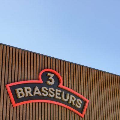 Ce restaurant 3 Brasseurs, situé à Vitrolles, est célèbre pour ses bières artisanales dans une ville dynamique des Bouches-du-Rhône.