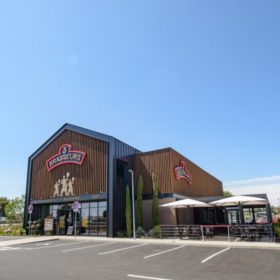 Ce restaurant 3 Brasseurs, situé à Vitrolles, est célèbre pour ses bières artisanales dans une ville dynamique des Bouches-du-Rhône.