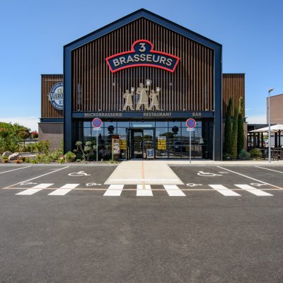 Ce restaurant 3 Brasseurs, situé à Vitrolles, est célèbre pour ses bières artisanales dans une ville dynamique des Bouches-du-Rhône.