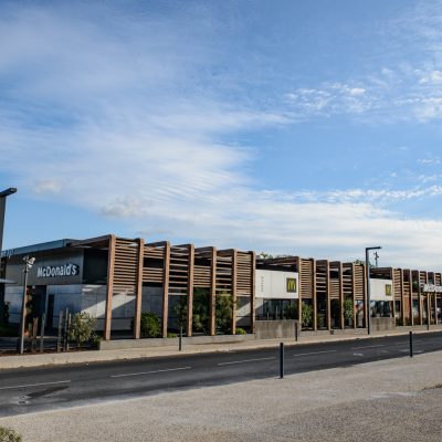 A l'est de Montpellier, la ville de Gignac a accueilli l'enseigne McDonald en 2015. Cet établissement se distingue par ses pergolas en bois tout autour du bâtiment.