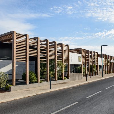 Cet établissement se distingue par ses pergolas en bois tout autour du bâtiment.