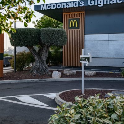 Cet établissement se distingue par ses pergolas en bois tout autour du bâtiment.