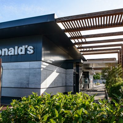 Cet établissement se distingue par ses pergolas en bois tout autour du bâtiment.