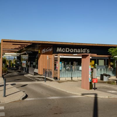 Cet établissement se distingue par ses pergolas en bois tout autour du bâtiment.