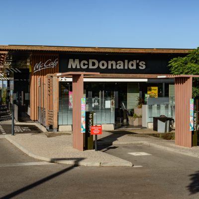 Cet établissement se distingue par ses pergolas en bois tout autour du bâtiment.