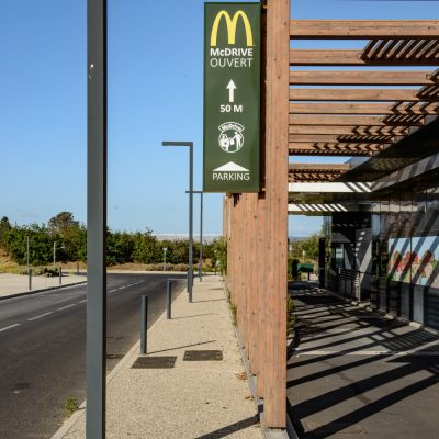 Cet établissement se distingue par ses pergolas en bois tout autour du bâtiment.