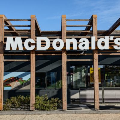 Cet établissement se distingue par ses pergolas en bois tout autour du bâtiment.