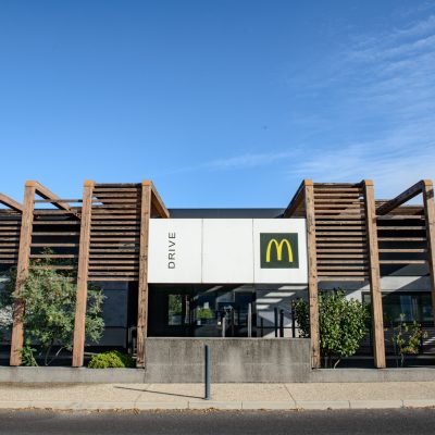 Cet établissement se distingue par ses pergolas en bois tout autour du bâtiment.