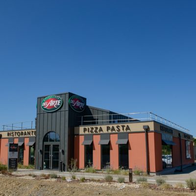 Situé au centre d'Ales, ce restaurant propose une cuisine italienne dans un cadre chaleureux. Ce bâtiment se distingue par son bardage et sa couverture en acier de style joint debout sur la façade principale. Composée de longueurs de plus de 5 mètres, elle démontre notre maîtrise technique