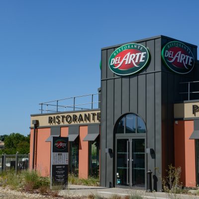 Ce bâtiment se distingue par son bardage et sa couverture en acier de style joint debout sur la façade principale. Composée de longueurs de plus de 5 mètres, elle démontre notre maîtrise technique