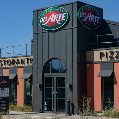 Ce bâtiment se distingue par son bardage et sa couverture en acier de style joint debout sur la façade principale. Composée de longueurs de plus de 5 mètres, elle démontre notre maîtrise technique