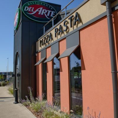 Ce bâtiment se distingue par son bardage et sa couverture en acier de style joint debout sur la façade principale. Composée de longueurs de plus de 5 mètres, elle démontre notre maîtrise technique