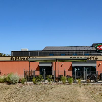 Ce bâtiment se distingue par son bardage et sa couverture en acier de style joint debout sur la façade principale. Composée de longueurs de plus de 5 mètres, elle démontre notre maîtrise technique