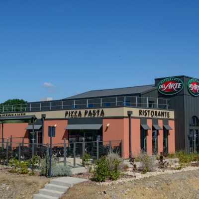 Ce bâtiment se distingue par son bardage et sa couverture en acier de style joint debout sur la façade principale. Composée de longueurs de plus de 5 mètres, elle démontre notre maîtrise technique