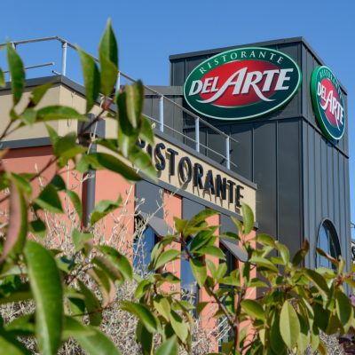 Ce bâtiment se distingue par son bardage et sa couverture en acier de style joint debout sur la façade principale. Composée de longueurs de plus de 5 mètres, elle démontre notre maîtrise technique