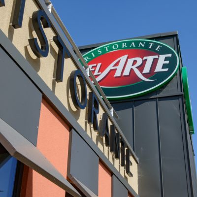 Ce bâtiment se distingue par son bardage et sa couverture en acier de style joint debout sur la façade principale. Composée de longueurs de plus de 5 mètres, elle démontre notre maîtrise technique
