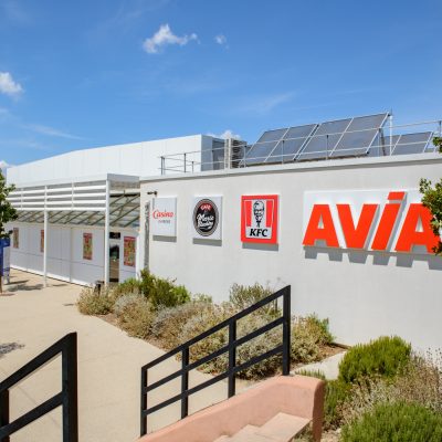 Localisée sur l'A7 près d'Avignon, cette aire d'autoroute propose de nombreux services, nottament en restauration. 
A l'avant du bâtiment, une pergola en acier blanc apporte de l'ombre aux voyageurs venus se détendre sur l'aire.