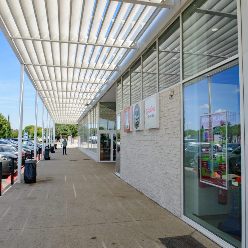 Localisée sur l'A7 près d'Avignon, cette aire d'autoroute propose de nombreux services, nottament en restauration. 

A l'avant du bâtiment, une pergola en acier blanc apporte de l'ombre aux voyageurs venus se détendre sur l'aire.