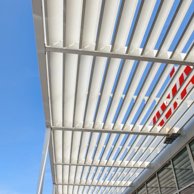 Localisée sur l'A7 près d'Avignon, cette aire d'autoroute propose de nombreux services, nottament en restauration. 
A l'avant du bâtiment, une pergola en acier blanc apporte de l'ombre aux voyageurs venus se détendre sur l'aire.