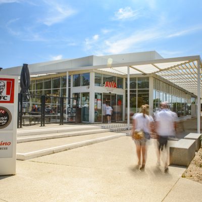 Localisée sur l'A7 près d'Avignon, cette aire d'autoroute propose de nombreux services, nottament en restauration. 
A l'avant du bâtiment, une pergola en acier blanc apporte de l'ombre aux voyageurs venus se détendre sur l'aire.