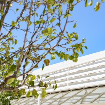 Localisée sur l'A7 près d'Avignon, cette aire d'autoroute propose de nombreux services, nottament en restauration. 
A l'avant du bâtiment, une pergola en acier blanc apporte de l'ombre aux voyageurs venus se détendre sur l'aire.