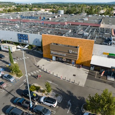 Ce centre commercial, situé à Orange, offre, en plus de son hypermarché carrefour,une variété de magasins et de restaurants pour tous les goûts. Les deux accès principaux sont vêtus d'un bardage orange perforé selon un plan précis afin d'en faire ressortir des formes de feuilles d'olivier.