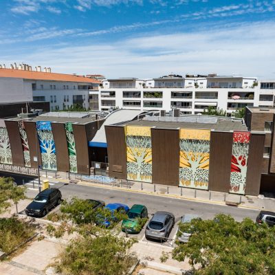 Cette école publique située dans le centre de Marseille bénéficie d'installations modernes pour l'éducation des enfants.