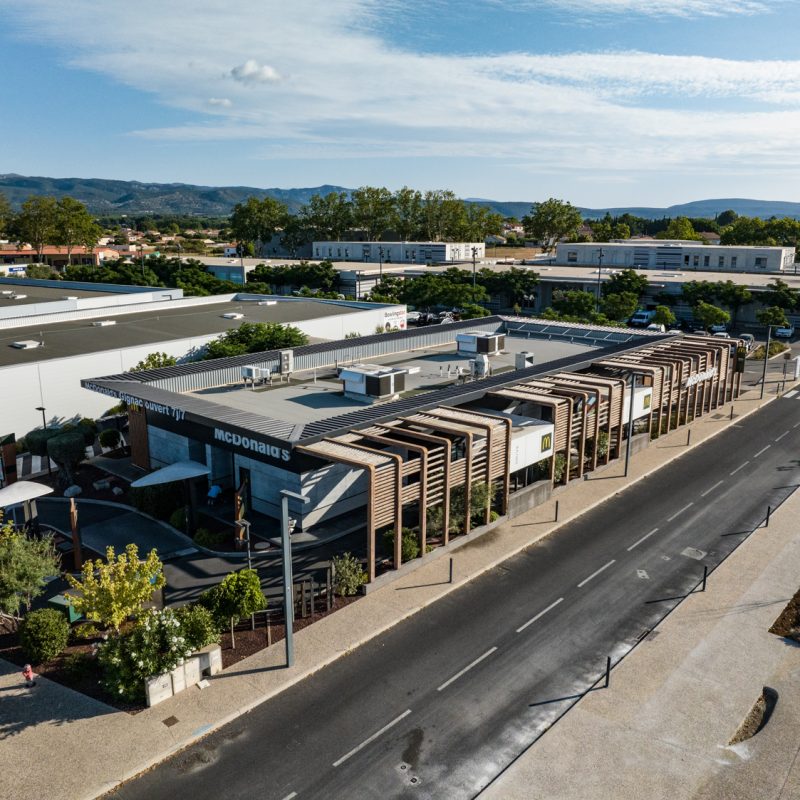 Cet établissement se distingue par ses pergolas en bois tout autour du bâtiment.