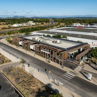 Cet établissement se distingue par ses pergolas en bois tout autour du bâtiment.
