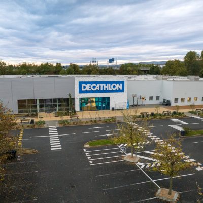 Le magasin décathlon de Varennes les Mâcon a fait peau neuve, en se modernisant, nottament avec un bardage design.