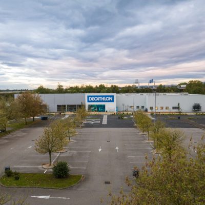 Le magasin décathlon de Varennes les Mâcon a fait peau neuve, en se modernisant, nottament avec un bardage design.